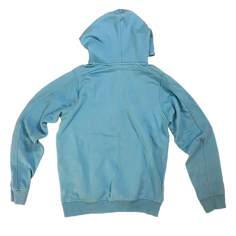 Ljusblå hoodie med tryck på, fint skick och storlek XS så sitter inte så oversized vilket kan vara snyggt till ett par lågmidjade jeans tex! 💙 DM vid frågor osv! ❗️Tryck ej på köp direkt ❗️. Hoodies.