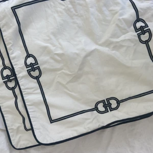 Kuddfodral - Två fina likadana kuddfodral för prydnadskuddar från H&M Home💘 I väldigt fint skick. 50x50 cm!