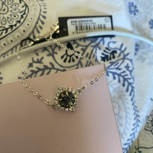 Snö Of Sweden armband - Så gulligt armband från Snö Of Sweden. Kristaller och grå sten i mitten! Helt oanvänd med lappen kvar.