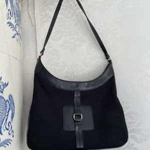 Secondhand väska - Väska köpt second hand i fint skick Köparen står för frakt eller så kan jag möta upp