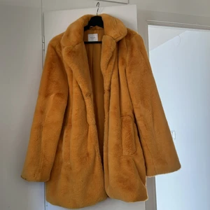 fluffig gosig jacka - brandgul jacka från vila, supermysig och varm