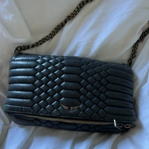 Zadig väska - Säljer min Zadig väska som jag använt ett tag men känner att den nu troligen är bättre hos någon annan. Endast det kortare bandet finns kvar. 