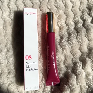 Clarins läppglans - Helt oanvänt i super fin färg, färgen är inte lika stark på läpparna som förpakningen. Säljer då jag råka köpa en jag redan hade. Nypris 215kr. FRAKTEN INGÅR