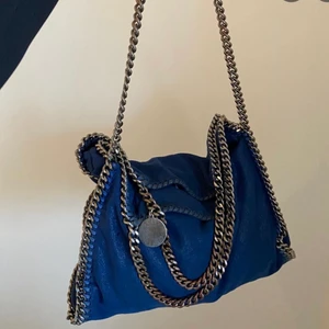 Stella McCartney väska - Säljer min superfina blåa Stella Mccartney väska! Jag säljer den då den inte har kommit till användning på senaste. Köp direkt för 2700!