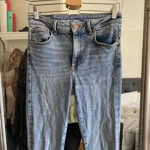 Flare jeans ifrån bikbok storlek M men mer som en S. Skriv till mig för fler bilder då allt ej kom med!😊 100kr frakt tillkommer spårbar på 66kr❤️