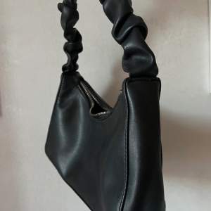 Jätte fin svart väska som passar till allt!! Finns en ficka med dragkedja inuti. Säljer då den ej kommer till användning längre..🥰🥰
