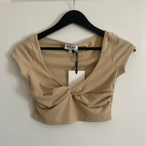 Ny topp - Oanvänd Croppad topp från Madlady, storlek S, säljs för 65kr