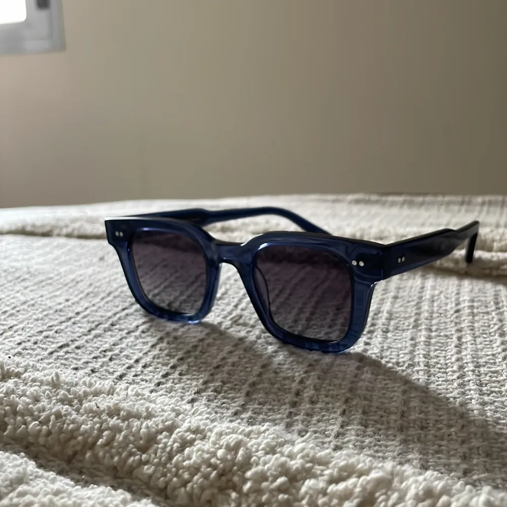 !Ej pruta!💗 Säljernu mina fina chimi eyewear solglasögon i en super fin marin blå färg och i modellen 04. Nypris: 1200kr. Har dustbag och box och dem skickas självklart med! Inga defekter alls inte ens repor. Använda lite denna sommaren annars inte alls!❤️. Accessoarer.