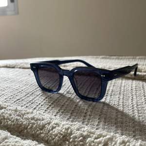 Säljer nu mina super fina chimi eyewear solglasögon i en super fin marin blå färg och i modellen 04. Nypris: 1200kr. Har dustbag och box och dem skickas självklart med! Inga defekter alls inte ens repor. Använda lite denna sommaren annars inte alls!❤️