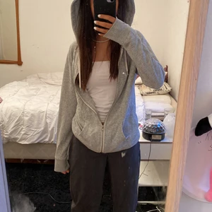 Grå kofta - En vanlig grå kofta med detaljer 