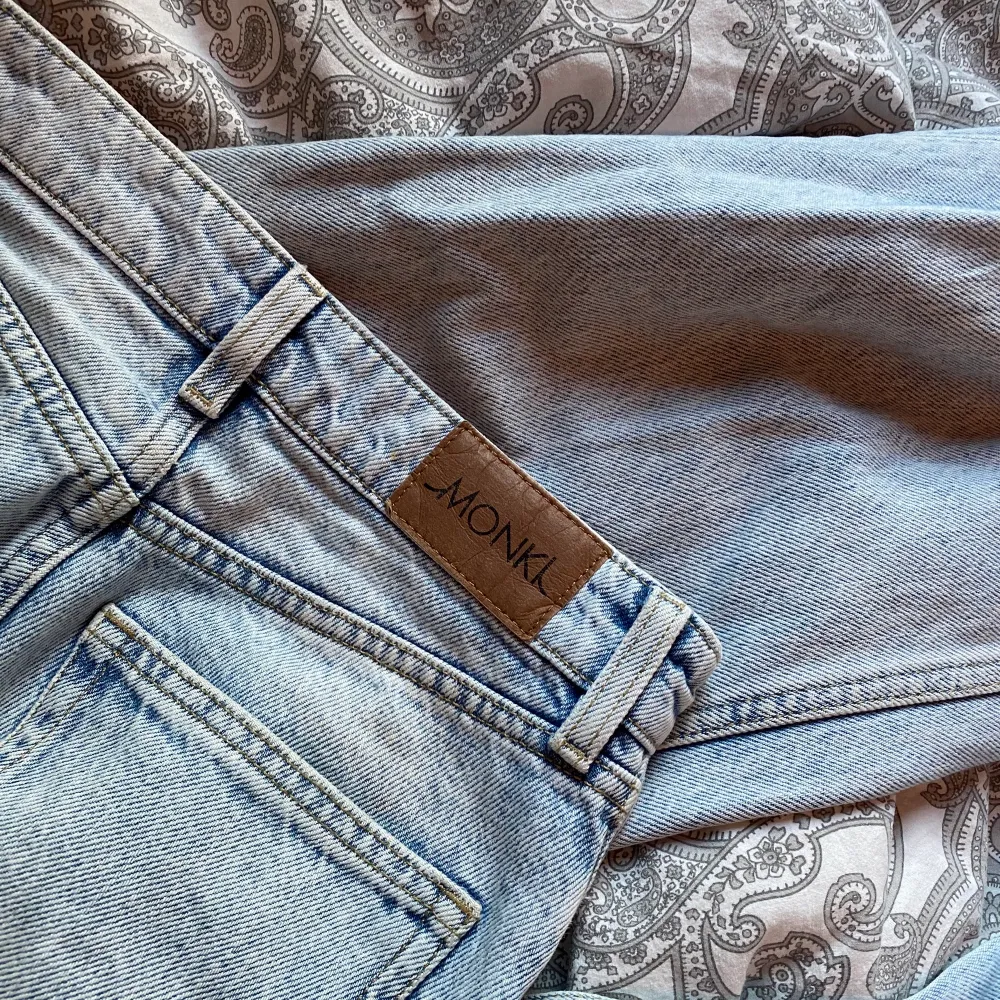 Säljer mina fina, ljusa jeans från monki i super skick💗 Dom gör sig inte riktigt rätt på bilderna och på mig då dom tyvärr är för stora vilket också är anledningen till att jag säljer dom💗 Storlek 26/34, frakt tillkommer💗. Jeans & Byxor.