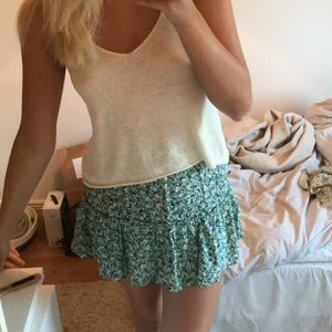 Kjol - Så fin och somrig kjol från zara, storlek M men passar även S. Frakten ligger på 49kr 🌼