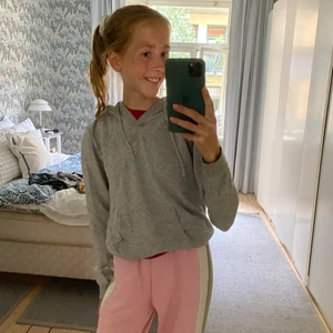 Grå hoodie i kashmirmix från Lexington - Grå hoodie i kashmirmix från Lexington