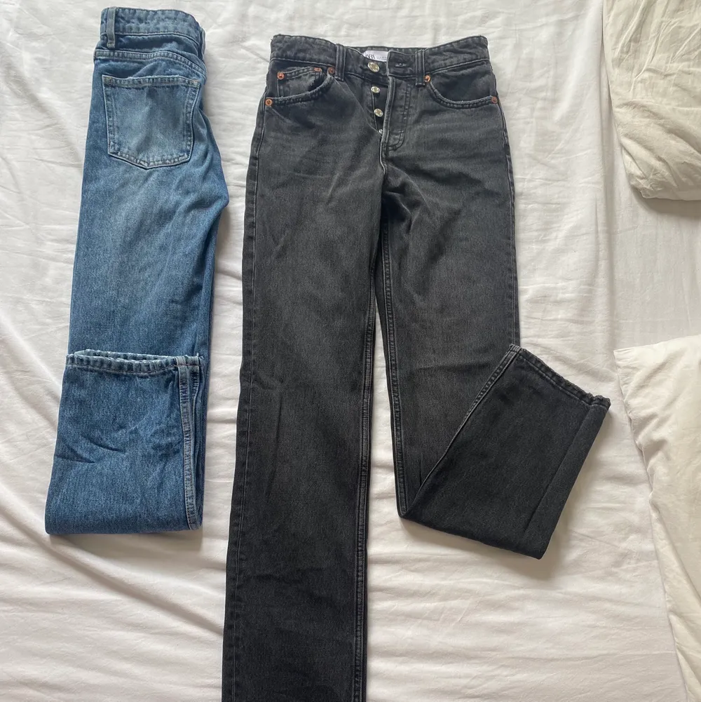 Säljer nu zaras populära (svarta) mid rise jeans. Helt slutsålda och finns inte att köpa längre. Använda några gånger men i väldigt gott skick.  Buda från 250 :- (1 par)  Köp direkt för 300:-  Svarta+Blåa? Skriv så kan vi diskutera pris Frakt ej inkl. Jeans & Byxor.