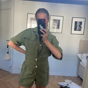 Jumpsuit zara - Ascool grön jumpsuit från Zara som tyvärr aldrig är använd; prislappen är kvar. Säljer därför för 450kr 💚