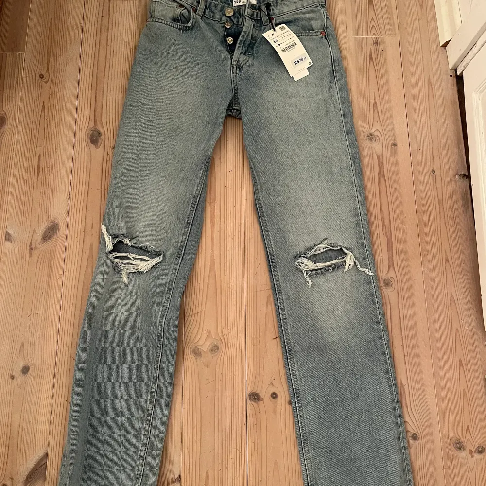 Fina Zara Jeans, helt nya och aldrig använda. Prislappen kvar. Köparen står för frakten 🌸. Jeans & Byxor.