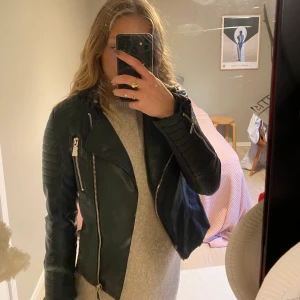 Skinnjacka  - Basic skinnjacka som passar till allt. Använd en del men ser ut som ny. Håller värmen bra så perfekt till hösten! Jag är normalt en xs/s men har 38 i denna