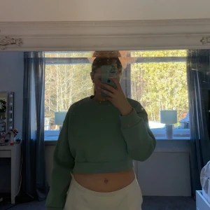 Grön sweatshirt  - Den är endast använd ett fåtal gånger! Den är i super bra skick och parfymer nu till vintern då den har mysigt material och är varm!