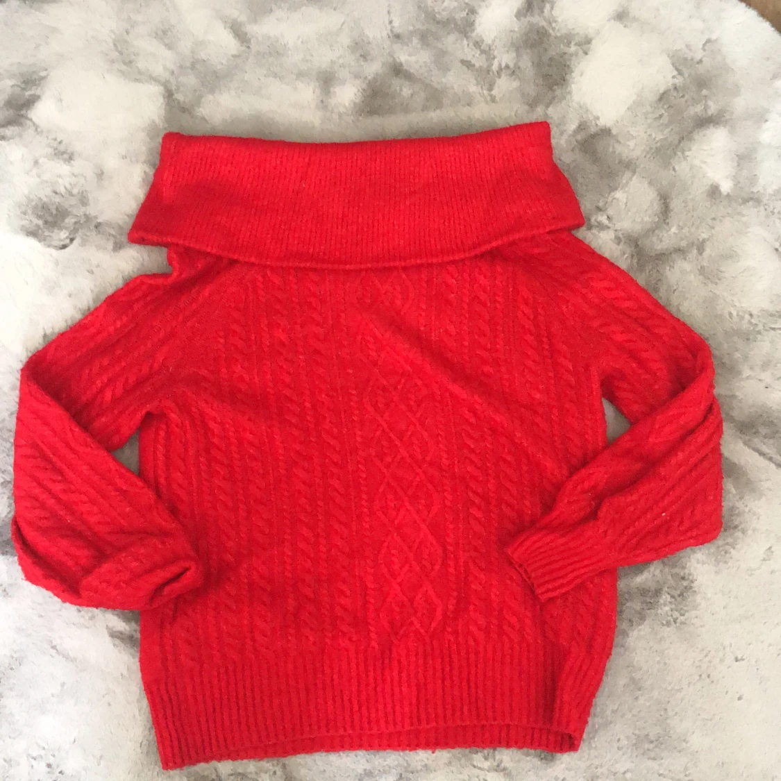 Röd stikad tröja 