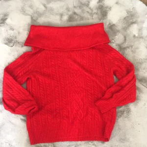 Röd stikad tröja  - Tröjan är använda 3/4 gånger, den är i bra skick och är stor o storleken 