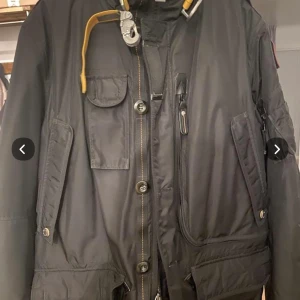 Parajumpers Kodiak Hooded Down Jacket - Parajumpers Kodiak Hooded Down Jacket Mycket fräsch i fint skick köpt på Johnells 