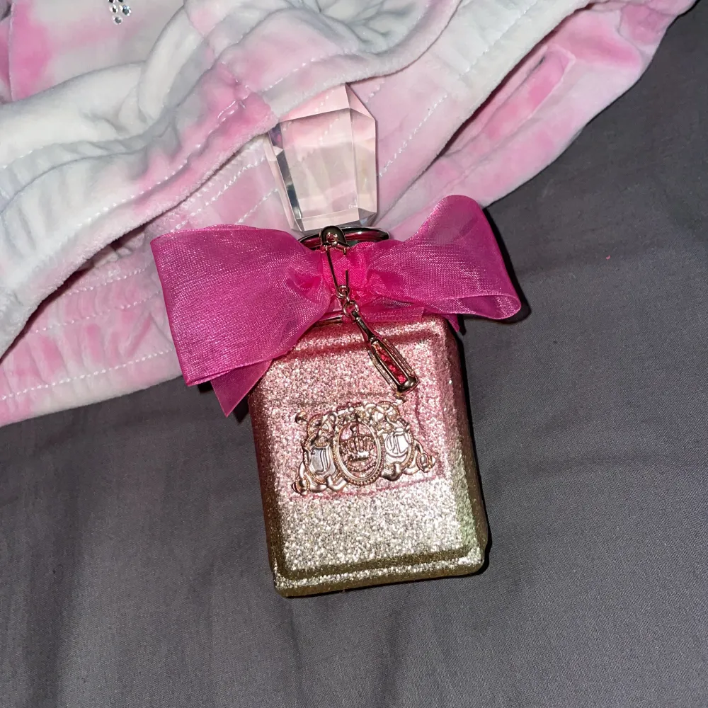 Juicy parfym, köpt för å ha på hyllan på display men aldrig använd då jag är känslig,  50 ml flaska ”viva la juicy rosé” . Övrigt.