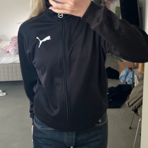Puma tröja - Snygg tröja från puma, nästan helt oanvänd! 💞💞 Frakten ingår inte i priset