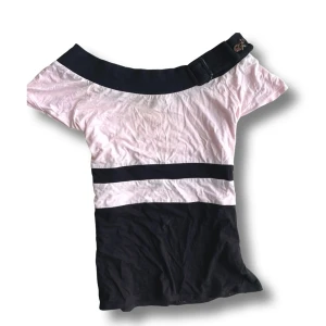 Offshoulder topp - Säljer denna skit snygga vintage offshoulder tröja med ett spänne som detalj😆💗💗 jag har även använt den som en slags tubetop så man kan ha den lite som man vill☺️🥰