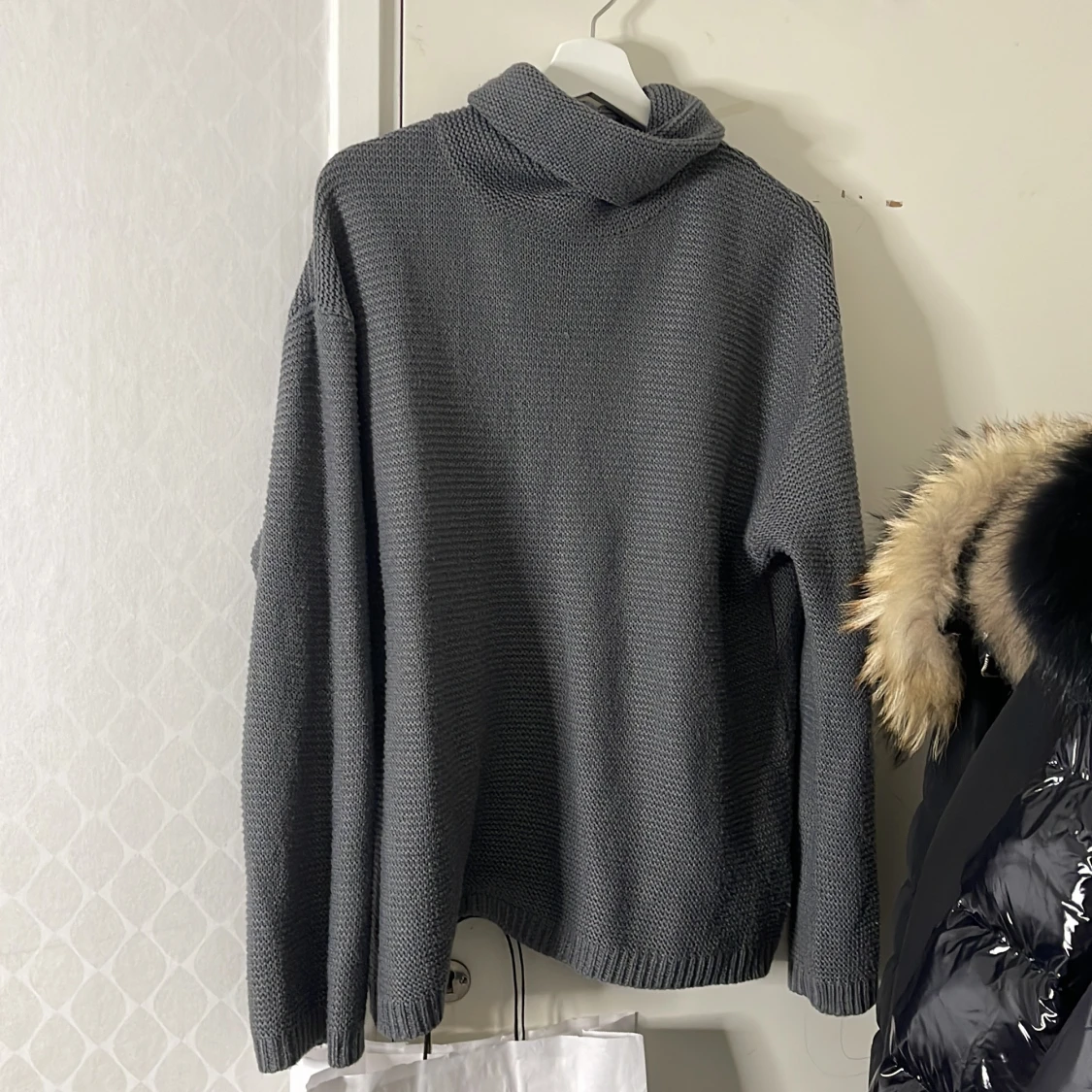 Stickad tröja med krage