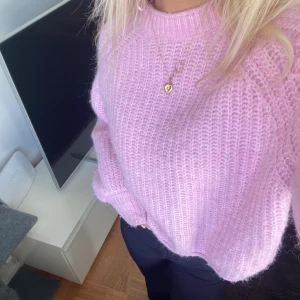 Stickad tröja - Rosa jättefin stickad tröja från Zara som inte längre kommer till användning. Den är använd en del så den är lite nopprig men annars i väldigt fint skick! Är storlek M men passar också bra på mig som brukar ha S 🥰