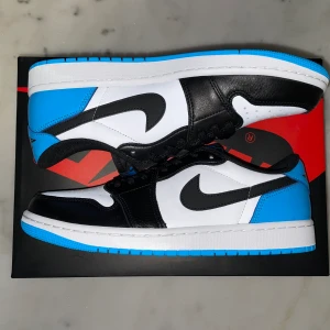 Air Jordan 1 Low ”Powder Blue” - Tja säljer dessa helt nya Powder Blue low  Dom är helt nya aldrig använda och kvitto finns! 