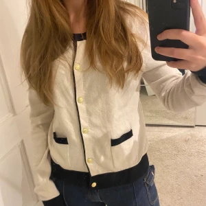 &otherstories kofta - Knappt använd kofta från &otherstories i en ljusbeige färg. Nypris var 1000kr om jag inte minns fel🤍