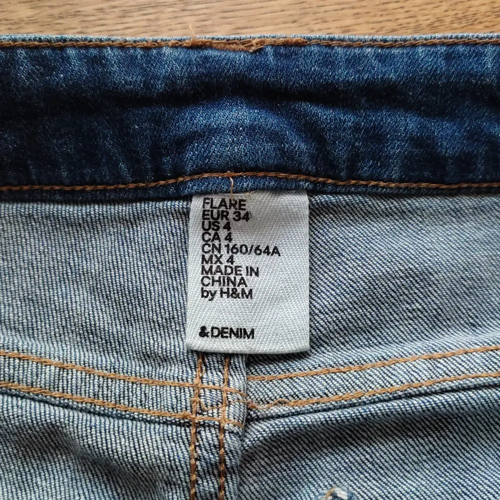 Ett fint par jeans från H&M, som nya utan defekter. Borde vara storlek S, om osäker, kolla på sista sliden. Om ni har frågor så är det bara att skriva 🍁 står ej för frakt. Jeans & Byxor.