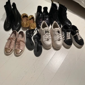 Skopaket storlek 38  - Använda märkesskor, Buffalo, Axel Arigato, & Other Stories, Dc Martens mm säljes i paketpris om 500 sek. Det man ej vill ha skänker man bort eller säljer vidare :).   Alla skor är i använt skick med naturlig förslitning ( därav priset). Samtliga i storlek