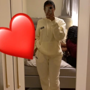 Mjukissett - Ett jättemysigt mjukisett som är både skönt och snyggt. Passar för vinter och höst. Säljer pga rensar min garderob. 