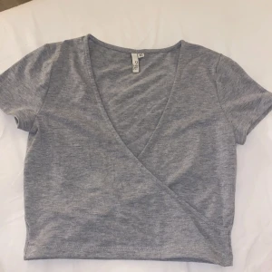 Grå topp från Nelly - En oanvänd snygg grå topp från Nelly 😍 Är i xs men passar som ett s också. Inte genomskinlig.