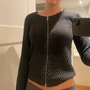 Kofta med dragkedja  - Kofta med dragkedja med ”bucklor” på. Väldigt snygg detalj och material. 🖤🖤⭐️