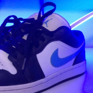 Nike air Jordan 1 Low w - black/university blue/white💙 - Ett par Nike air Jordan 1 Low w - black/university blue/white💙 i st 37,5 i bra skick!💙  Skriv för fler bilder eller frågor! 💙 jag vet inte vad frakten är så jag kanske står för den!  Köp direkt för 1299💙