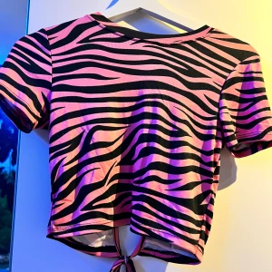 Tiger mönstrad tröja - Skriv privat för intresse