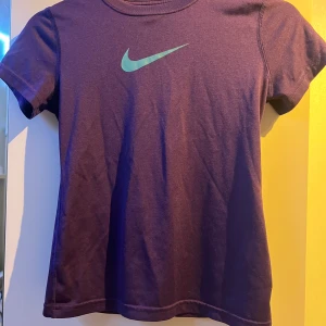 Tränings tröja - viktigt: Det står storlek M men den är för liten på mig som brukar ha S 