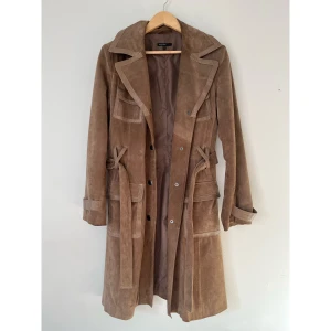 Trench coat - Kappa i mocka, köpt second hand i fint skick ✨ kan mötas upp i Stockholm