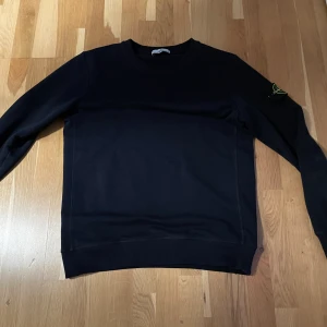 Stone island tröja - Använd 2 gånger ute, har en annan i svart så denna kommer inte till användning. Lika gärna sälja till någon som behöver. Skriv för mer info 