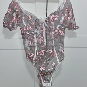 Korsett Body  - Korsett body, med dragkedja där bak. Strl S. Aldrig använd - perfekt skick. Köparen står för frakt ❣️