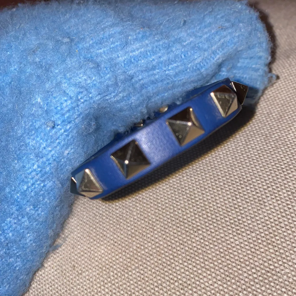 Säljer mitt fina marin blåa valentino armband pga att jag inte använder den så mycket! Tyvärr slängt låda mm💕💕jätte fint skick!. Accessoarer.