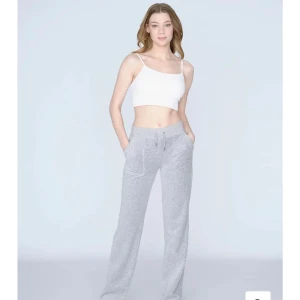 Juicy Couture - Säljer mina gråa juicy byxor då jag vill ha en annan färg. Köpta i maj o endast testade. Jätte bra skick!  Storlek M men sitter som S. Bytes annars gärna mot svarta i S. 