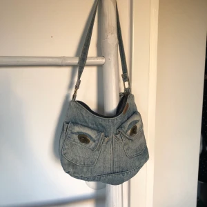 Jeans väska - Säljer min finaste lilla handväska i jeans
