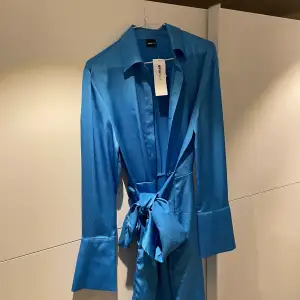 Säljer helt ny oanvänd klänning från Gina köpt för 599 säljer för 150kr