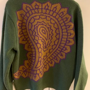 Stussy stickad tröja med paisley mönster S - Grön stickad tröja från stussy. Mönstret är över ryggen. Oanvänd