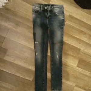 Jeans - Super sick kan täncka mig att få ner i pris.