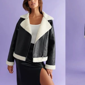 Sherling jacka  - Säljer denna helt nya slutsålda jacka, ifrån ginatricot! Endast använd en gång men kommit fram till att det inte är min stil 💓 